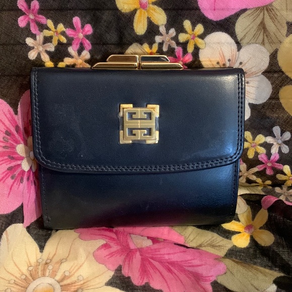 Givency Wallet - Picture 1 of 13